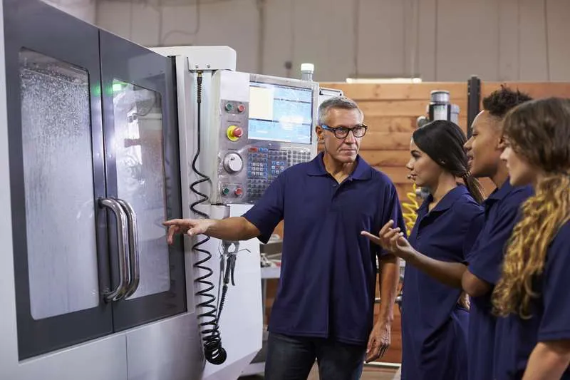 Técnicos realizando mantenimiento industrial