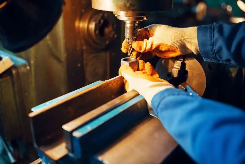 Control de tolerancias en piezas maquinadas CNC